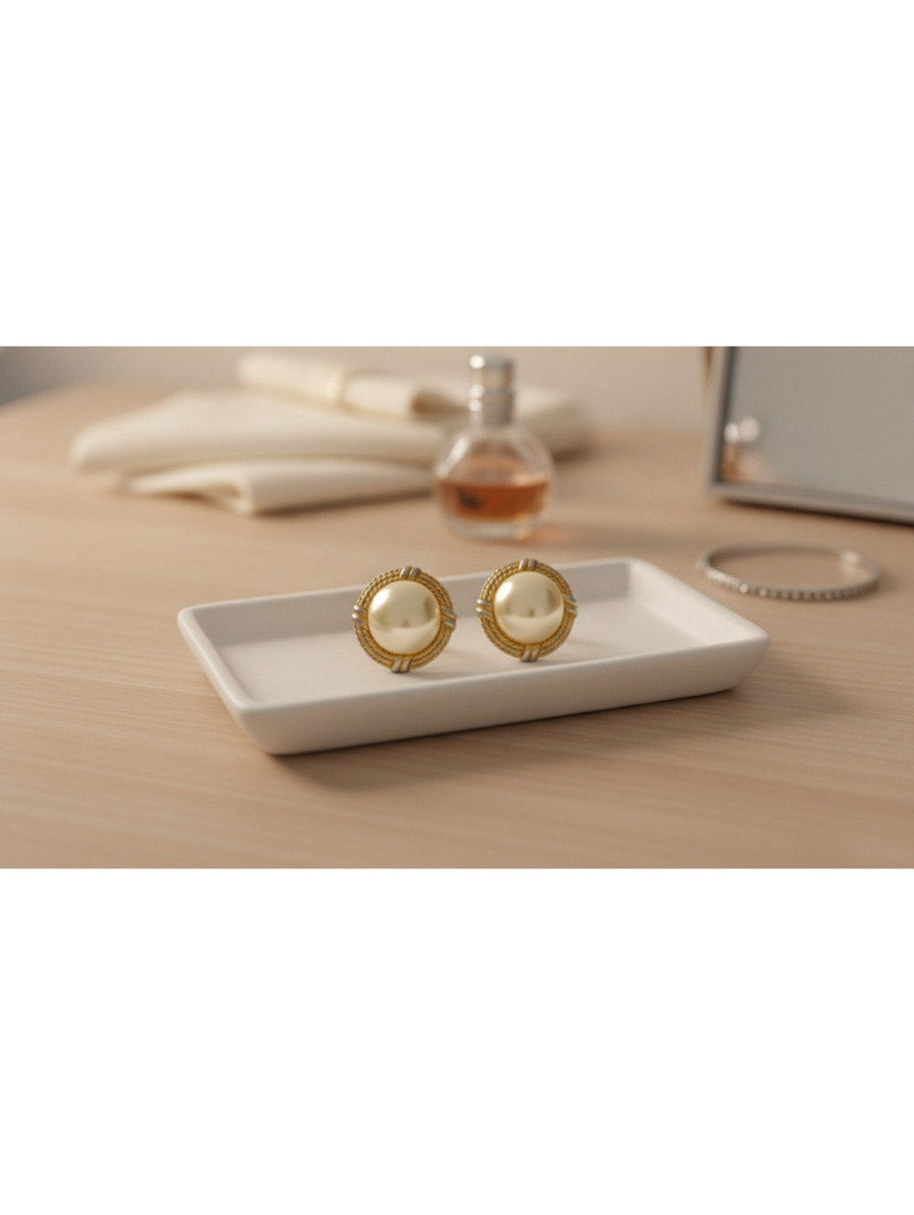 Vintage Simon Chang Gold Tone Clip On Earrings Faux Pearl Classic Fashion VTG